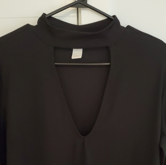 Sexy black top with strap collar - Picture 4 of 7